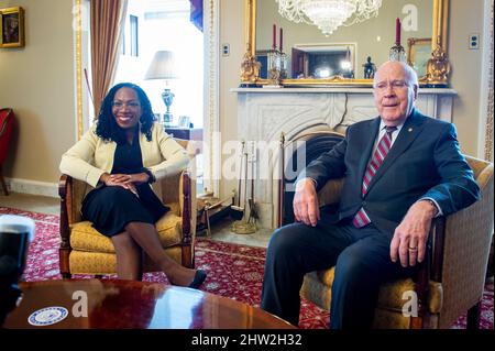 Washington, Vereinigte Staaten. 03. März 2022. Der Senator der Vereinigten Staaten, Patrick Leahy (Demokrat von Vermont), rechts, trifft sich mit dem für den Obersten Gerichtshof nominierten Richter Ketanji Brown Jackson am Donnerstag, den 3. März 2022, im US-Kapitol in Washington, DC. Kredit: Rod Lampey/CNP/dpa/Alamy Live Nachrichten Stockfoto