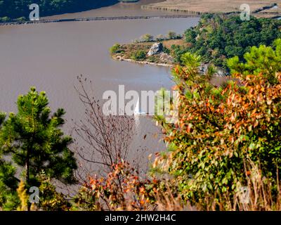 Herbstansicht des Hudson River Bear Mountain State Park ist ein 5.205-Acre (21,06 km2) State Park am Westufer des Hudson River in Rockland und Stockfoto