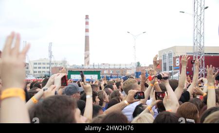 Jekaterinburg Russland-15. Juli 2018: Abschluss der WM in der Fanzone. Lustige Leute drehen ein Konzert am Telefon. Stockfoto