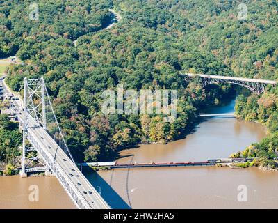 Die Bear Mountain Bridge, feierlich als Purple Heart Veterans Memorial Bridge bezeichnet,[4] ist eine gebührenpflichtige Hängebrücke im Bundesstaat New York Stockfoto