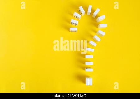Dominosteine in Form Fragezeichen gelben Hintergrund Stockfoto