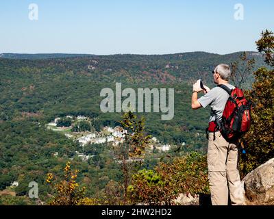 Wanderer auf Claudius Smith's Den, Harriman, New York USA Stockfoto