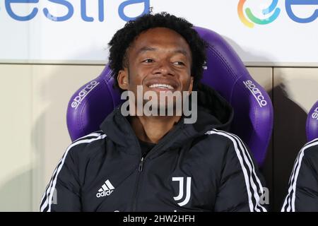 Florenz, Italien, 2.. März 2022. Juan Cuadrado von Juventus lächelt, während er im Dugout saß, bevor er im Stadio Artemio Franchi, Florenz, das Spiel Coppa Italia anpfiff. Bildnachweis sollte lauten: Jonathan Moscrop / Sportimage Stockfoto