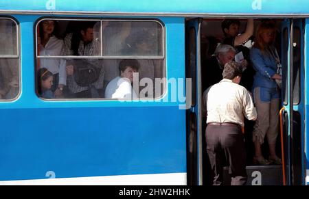 Odesa/Odessa, Ukraine: Einheimische in einer überfüllten blauen Straßenbahn in Odesa. Eine alte Frau schaut auf die Kamera. Odesa ist auch als Odessa bekannt. Stockfoto