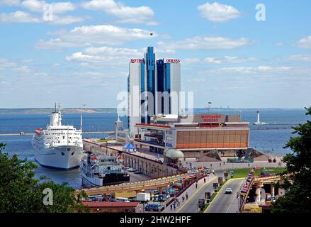 Odesa/Odessa, Ukraine: Das Hotel Odessa und das Kreuzfahrtterminal im Hafen von Odesa. Blick von der Potemkin Treppe oder Potemkin Treppe. Stockfoto