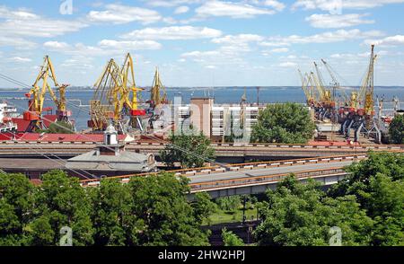 Odesa/Odessa, Ukraine: Der Hafen in Odesa mit Kränen zum Be- und Entladen von Fracht von Schiffen. Odesa ist auch als Odessa bekannt. Stockfoto