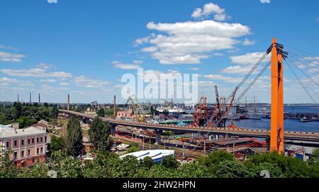 Odesa/Odessa, Ukraine: Der Hafen in Odesa mit Kränen zum Be- und Entladen von Fracht von Schiffen. Odesa ist auch als Odessa bekannt. Stockfoto