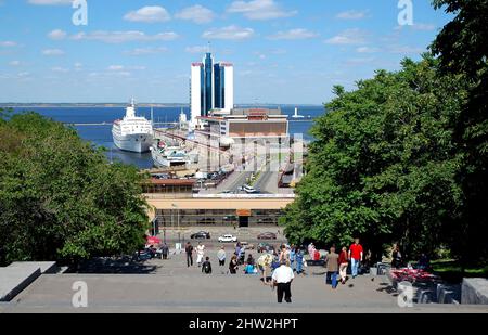 Odesa/Odessa, Ukraine: Das Hotel Odessa und das Kreuzfahrtterminal im Hafen von Odesa. Blick von der Potemkin Treppe oder Potemkin Treppe. Stockfoto