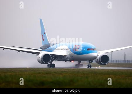 TUI Boeing 787 Dreamliner-Registrierung OO-LOE am 2. 2022. März von einer nassen Start-und Landebahn aus London Luton Airport, Bedfordshire, Großbritannien Stockfoto