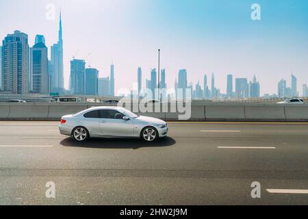 Dubai, VAE, Vereinigte Arabische Emirate - 28. Mai 2021: Weißes BMW 3 Series Coupé 2011 das Auto der fünften Generation der 3-er-Serie ist in Dubai auf der Straße unterwegs. BMW Stockfoto