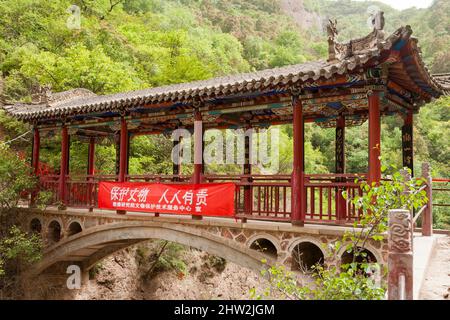 Luban Gorge System, Brückenanflug zur Wasservorhangrotte, auch bekannt als Shuilian Dong, die sich in: Wushan County, Gansu, Tianshui, Gansu, China, PRC (125) Stockfoto