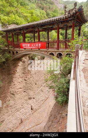 Luban Gorge System, Brückenanflug zur Wasservorhangrotte, auch bekannt als Shuilian Dong, die sich in: Wushan County, Gansu, Tianshui, Gansu, China, PRC (125) Stockfoto