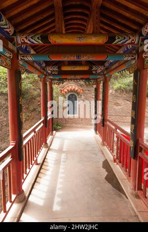 Luban Gorge System, Brückenanflug zur Wasservorhangrotte, auch bekannt als Shuilian Dong, die sich in: Wushan County, Gansu, Tianshui, Gansu, China, PRC (125) Stockfoto