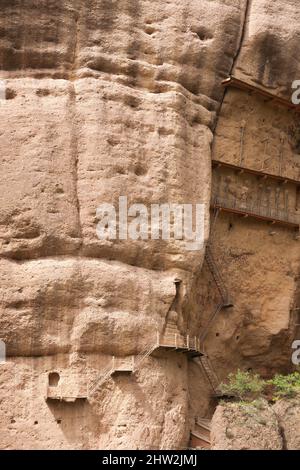 Die Höhle des Wasservorhangs, auch bekannt als Shuilian Dong im Bezirk Wushan, Gansu, Tianshui, Gansu, China, VRC. Der Höhlenkomplex ist ein Schatzhaus des Buddhismus mit uralten Anlagen an der vertikalen Felswand. (125) Stockfoto