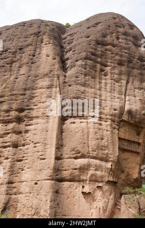 Die Höhle des Wasservorhangs, auch bekannt als Shuilian Dong im Bezirk Wushan, Gansu, Tianshui, Gansu, China, VRC. Der Höhlenkomplex ist ein Schatzhaus des Buddhismus mit uralten Anlagen an der vertikalen Felswand. (125) Stockfoto