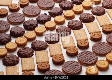 Muster von Cookies unterschiedlicher Art und Form, die diagonal in geraden Reihen gestapelt sind Stockfoto