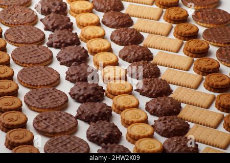 Wunderschön gestapelte Schokoladenkekse, glasierte, runde gefüllte und rechteckige Cracker Stockfoto