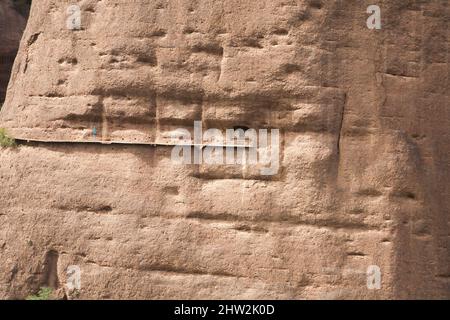 Die Höhle des Wasservorhangs, auch bekannt als Shuilian Dong im Bezirk Wushan, Gansu, Tianshui, Gansu, China, VRC. Der Höhlenkomplex ist ein Schatzhaus des Buddhismus mit uralten Anlagen an der vertikalen Felswand. (125) Stockfoto