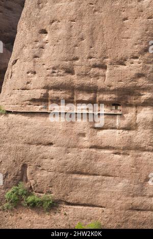 Die Höhle des Wasservorhangs, auch bekannt als Shuilian Dong im Bezirk Wushan, Gansu, Tianshui, Gansu, China, VRC. Der Höhlenkomplex ist ein Schatzhaus des Buddhismus mit uralten Anlagen an der vertikalen Felswand. (125) Stockfoto