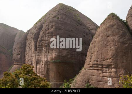 Die Höhle des Wasservorhangs, auch bekannt als Shuilian Dong im Bezirk Wushan, Gansu, Tianshui, Gansu, China, VRC. Der Höhlenkomplex ist ein Schatzhaus des Buddhismus mit uralten Anlagen an der vertikalen Felswand. (125) Stockfoto