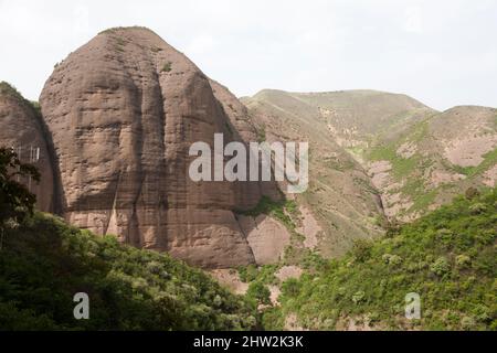 Die Höhle des Wasservorhangs, auch bekannt als Shuilian Dong im Bezirk Wushan, Gansu, Tianshui, Gansu, China, VRC. Der Höhlenkomplex ist ein Schatzhaus des Buddhismus mit uralten Anlagen an der vertikalen Felswand. (125) Stockfoto