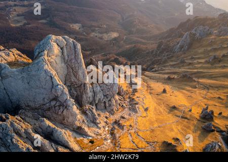 Luftaufnahme des Torre Cinquantenario und Torre Cecilia bei Sonnenuntergang. Piani Resinelli, Lecco, Lombardei, Italien. Stockfoto