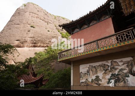 Die Höhle des Wasservorhangs, auch bekannt als Shuilian Dong im Bezirk Wushan, Gansu, Tianshui, Gansu, China, VRC. Der Höhlenkomplex ist ein Schatzhaus des Buddhismus mit uralten Anlagen an der vertikalen Felswand. (125) Stockfoto