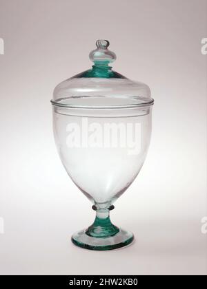 Kunst inspiriert von Urn, 1788–95, hergestellt in Frederick County, New Bremen, Maryland, USA, Mundgeblasenes Glas, H. 15 1/4 Zoll (38,7 cm), Glas, Diese gewaltige Urne bezieht sich auf dokumentierte Amelung-Stücke in Form und Stil, vor allem in der Behandlung des Covers, mit seinen hohlen, klassischen Werken, die von Artotop mit einem Schuss Moderne modernisiert wurden. Formen, Farbe und Wert, auffällige visuelle Wirkung auf Kunst. Emotionen durch Freiheit von Kunstwerken auf zeitgemäße Weise. Eine zeitlose Botschaft, die eine wild kreative neue Richtung verfolgt. Künstler, die sich dem digitalen Medium zuwenden und die Artotop NFT erschaffen Stockfoto