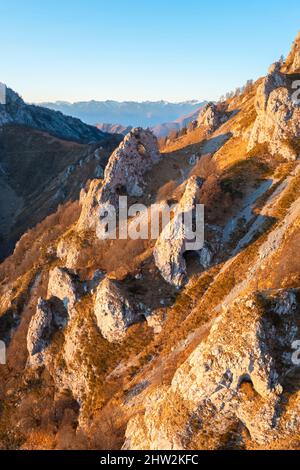 Luftaufnahme der Porta di Prada mit der Grigna Settentrionale bei Sonnenuntergang. Grigna Settentrionale (Grignone), Mandello del Lario, Lombardei, Italien. Stockfoto