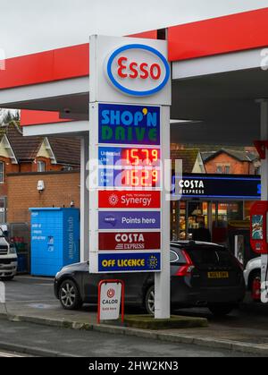 Bridport, Dorset, Großbritannien. 3.. März 2022. Die Kraftstoffpreise steigen aufgrund der Invasion der Ukraine durch Russland erneut an. Das Schild an der ESSO-Tankstelle auf der A35 in Bridport in Dorset zeigt den Preis für bleifreies Benzin bei 157,9p pro Liter und Diesel bei 162,9p pro Liter. Seit dem 16.. Februar 2022 ist der bleifreie Kraftstoff an dieser Tankstelle um 7p Liter und der Diesel um 10p Liter gestiegen. Bildnachweis: Graham Hunt/Alamy Live News Stockfoto