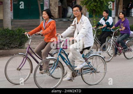 Junge Chinesen, Studenten oder Arbeiter im erwerbsfähigen Alter radeln auf ihren Fahrrädern / Fahrrädern / Fahrradfahren / Fahrrädern in Tianshui, Provinz Gansu, Nordwest-China. VRC. (125) Stockfoto