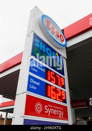 Bridport, Dorset, Großbritannien. 3.. März 2022. Die Kraftstoffpreise steigen aufgrund der Invasion der Ukraine durch Russland erneut an. Das Schild an der ESSO-Tankstelle auf der A35 in Bridport in Dorset zeigt den Preis für bleifreies Benzin bei 157,9p pro Liter und Diesel bei 162,9p pro Liter. Seit dem 16.. Februar 2022 ist der bleifreie Kraftstoff an dieser Tankstelle um 7p Liter und der Diesel um 10p Liter gestiegen. Bildnachweis: Graham Hunt/Alamy Live News Stockfoto