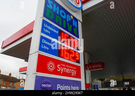 Bridport, Dorset, Großbritannien. 3.. März 2022. Die Kraftstoffpreise steigen aufgrund der Invasion der Ukraine durch Russland erneut an. Das Schild an der ESSO-Tankstelle auf der A35 in Bridport in Dorset zeigt den Preis für bleifreies Benzin bei 157,9p pro Liter und Diesel bei 162,9p pro Liter. Seit dem 16.. Februar 2022 ist der bleifreie Kraftstoff an dieser Tankstelle um 7p Liter und der Diesel um 10p Liter gestiegen. Bildnachweis: Graham Hunt/Alamy Live News Stockfoto