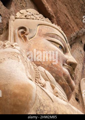 Buddha stellt Darstellungen von Darstellungen und buddhistischen Bildern dar (die erst vor kurzem mit neuen Materialien restauriert worden zu sein scheinen) auf der Felswand der Maijishan-Grotten, die früher als Maichishan romanisiert wurden, Dies sind eine Reihe von 194 Höhlen, die an der Seite des Hügels von Majishan in Tianshui, Provinz Gansu, China, geschnitten wurden. Treppen und Gehwege sind an der schieren Felswand angebracht, um den Besuchern einen engen Kontakt mit den Tonfiguren und alten Steinschnitzereien an der Stelle zu ermöglichen. (67/125) Stockfoto