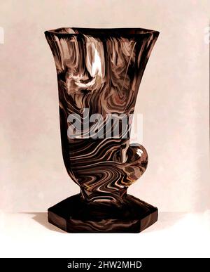 Art Inspired by Vase, 1880–90, Made in England, gepresstes purpurnes Marmorglas, H. 7 Zoll (17,8 cm), Glas, Classic Works modernisiert von Artotop mit einem Schuss Modernität. Formen, Farbe und Wert, auffällige visuelle Wirkung auf Kunst. Emotionen durch Freiheit von Kunstwerken auf zeitgemäße Weise. Eine zeitlose Botschaft, die eine wild kreative neue Richtung verfolgt. Künstler, die sich dem digitalen Medium zuwenden und die Artotop NFT erschaffen Stockfoto