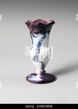 Art Inspired by Vase, 1880–90, Made in England, gepresstes purpurnes Marmorglas, H. 4 1/2 Zoll (11,4 cm), Glas, Classic Works modernisiert von Artotop mit einem Schuss Modernität. Formen, Farbe und Wert, auffällige visuelle Wirkung auf Kunst. Emotionen durch Freiheit von Kunstwerken auf zeitgemäße Weise. Eine zeitlose Botschaft, die eine wild kreative neue Richtung verfolgt. Künstler, die sich dem digitalen Medium zuwenden und die Artotop NFT erschaffen Stockfoto