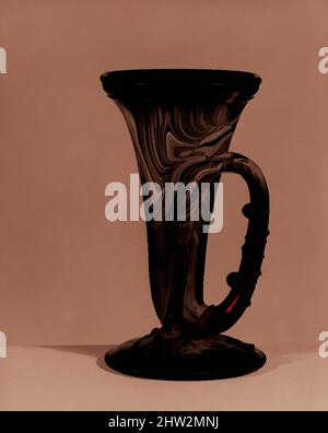 Art Inspired by Vase, 1880–90, Made in England, gepresstes purpurnes Marmorglas, H. 5 1/2 Zoll (14 cm); Durchm. 3 Zoll (7,6 cm), Glas, Classic Works modernisiert von Artotop mit einem Schuss Modernität. Formen, Farbe und Wert, auffällige visuelle Wirkung auf Kunst. Emotionen durch Freiheit von Kunstwerken auf zeitgemäße Weise. Eine zeitlose Botschaft, die eine wild kreative neue Richtung verfolgt. Künstler, die sich dem digitalen Medium zuwenden und die Artotop NFT erschaffen Stockfoto