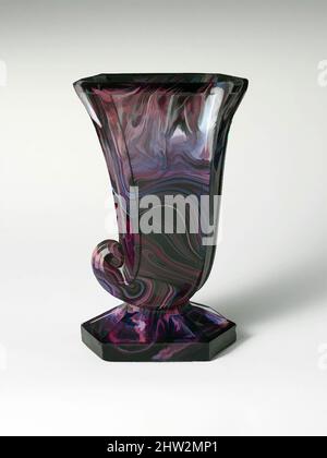 Art Inspired by Vase, 1880–90, Made in England, gepresstes purpurnes Marmorglas, H. 7 Zoll (17,8 cm), Glas, Classic Works modernisiert von Artotop mit einem Schuss Modernität. Formen, Farbe und Wert, auffällige visuelle Wirkung auf Kunst. Emotionen durch Freiheit von Kunstwerken auf zeitgemäße Weise. Eine zeitlose Botschaft, die eine wild kreative neue Richtung verfolgt. Künstler, die sich dem digitalen Medium zuwenden und die Artotop NFT erschaffen Stockfoto