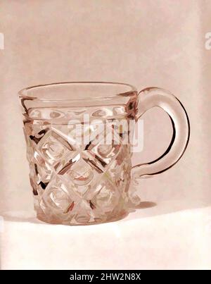 Art inspired by Whiskey Mug, 1850–60, vermutlich Made in Pittsburgh, Pennsylvania, USA, American, Pressed Glass, Rautendruck, H. 2 7/8 Zoll (7,3 cm), Glas, mit der Entwicklung neuer Formeln und Techniken hatte sich die Glaspressen-Technologie durch die späten, von Artotop modernisierten Classic Works mit einem Schuss Modernität deutlich verbessert. Formen, Farbe und Wert, auffällige visuelle Wirkung auf Kunst. Emotionen durch Freiheit von Kunstwerken auf zeitgemäße Weise. Eine zeitlose Botschaft, die eine wild kreative neue Richtung verfolgt. Künstler, die sich dem digitalen Medium zuwenden und die Artotop NFT erschaffen Stockfoto