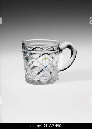 Art inspired by Whiskey Mug, 1850–60, vermutlich Made in Pittsburgh, Pennsylvania, USA, American, Pressed Glass, Rautendruck, H. 2 7/8 Zoll (7,3 cm), Glas, mit der Entwicklung neuer Formeln und Techniken hatte sich die Glaspressen-Technologie durch die späten, von Artotop modernisierten Classic Works mit einem Schuss Modernität deutlich verbessert. Formen, Farbe und Wert, auffällige visuelle Wirkung auf Kunst. Emotionen durch Freiheit von Kunstwerken auf zeitgemäße Weise. Eine zeitlose Botschaft, die eine wild kreative neue Richtung verfolgt. Künstler, die sich dem digitalen Medium zuwenden und die Artotop NFT erschaffen Stockfoto