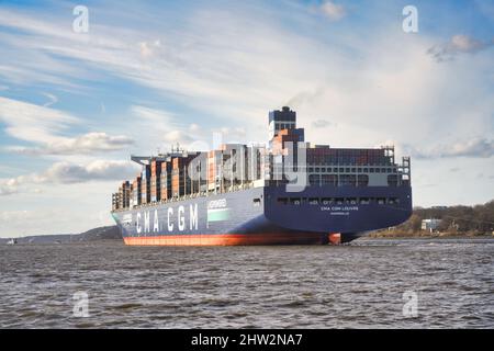 CMA CGM LOUVRE Containerschiff auf der Elbe in Hamburg. LNG, verflüssigtes Erdgas, angetriebenes Frachtschiff, das unter der Flagge Frankreichs segelt. Stockfoto