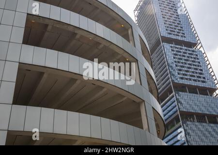 Außenansicht eines mehrstöckigen Parkhauses in Singapur Stockfoto