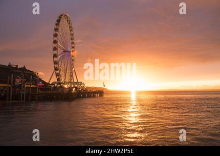 Seattle, USA. 2. März 2022. Das Seattle Great Wheel beleuchtete zur Unterstützung der Ukraine bei Sonnenuntergang. Stockfoto