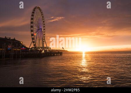Seattle, USA. 2. März 2022. Das Seattle Great Wheel beleuchtete zur Unterstützung der Ukraine bei Sonnenuntergang. Stockfoto