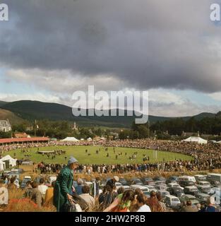 1960s, historisch, Highland Games, Schottland, UK, Blick über die Arena mit vielen Zuschauern und geparkten Autos. Stockfoto