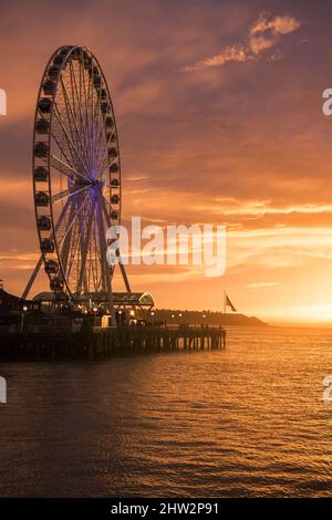 Seattle, USA. 2. März 2022. Das Seattle Great Wheel beleuchtete zur Unterstützung der Ukraine bei Sonnenuntergang. Stockfoto