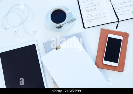 Was Sie benötigen, um einen Blog zu starten. Aufnahmen von Objekten auf einem Tisch ohne Personen aus einem hohen Winkel. Stockfoto