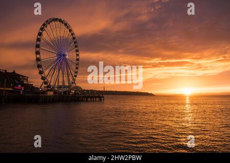 Seattle, USA. 2. März 2022. Das Seattle Great Wheel beleuchtete zur Unterstützung der Ukraine bei Sonnenuntergang. Stockfoto