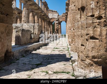 Architektonische Details des berühmten Tempels von Hera in den berühmten Ruinen von PAESTUM, Salerno, Kampanien, Italien Stockfoto