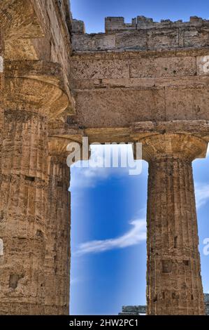 Architektonische Details des berühmten Tempels von Hera in den berühmten Ruinen von PAESTUM, Salerno, Kampanien, Italien Stockfoto